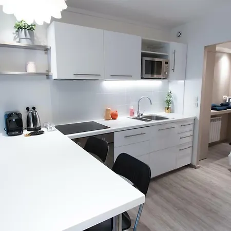 Au Pied De La Cathedrale *