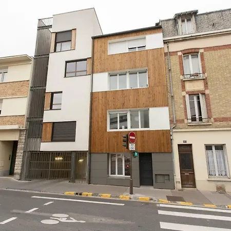 Au Pied De La Cathedrale