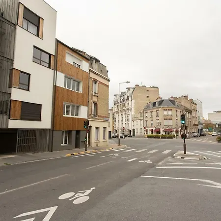 Au Pied De La Cathédrale *