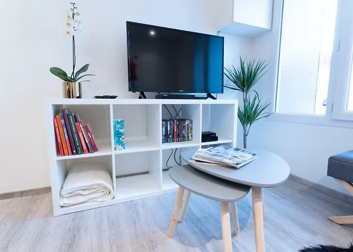 Au Pied De La Cathedrale *