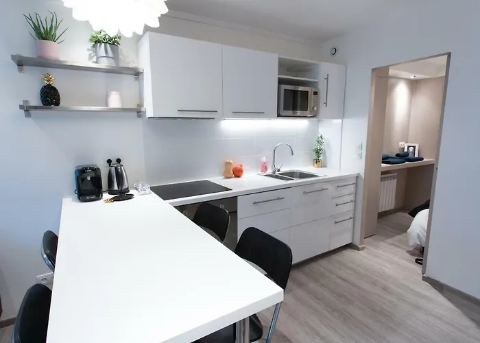 Au Pied De La Cathedrale *