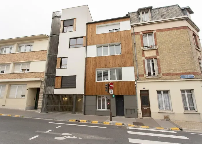 Au Pied De La Cathedrale