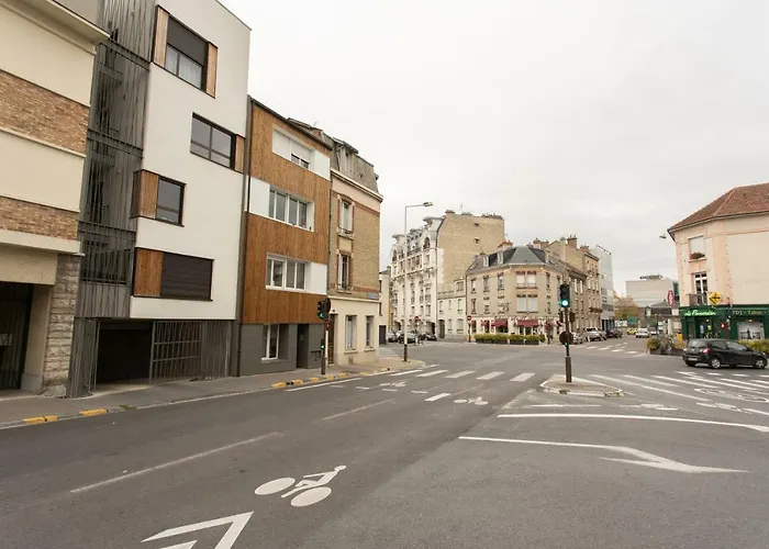 Au Pied De La Cathedrale *